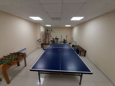 Спортивная комната с тренажерами и настольным теннисом. #5