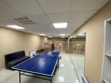 Спортивная комната с тренажерами и настольным теннисом. #2