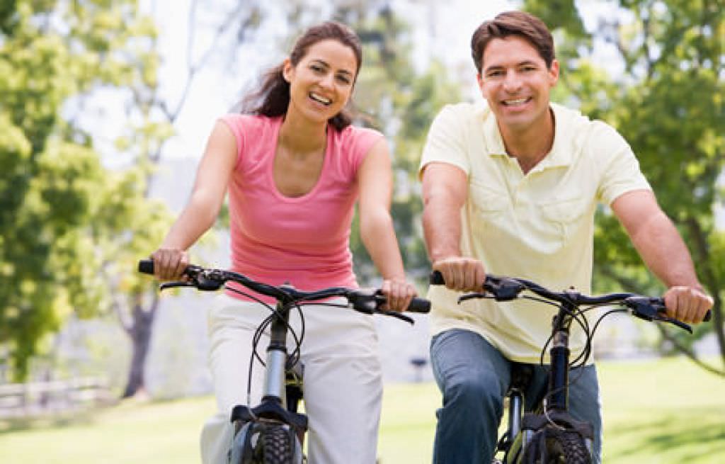 Общие интересы ближе. Мужчина и женщина на велосипеде. Прогулка на велосипеде. Мужчина на велосипеде. Счастливая пара на велосипедах.